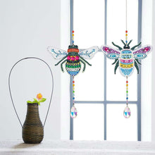 Cargar imagen en el visor de la galería, Campana de Viento en Cristal Diamond Painting 5D Abejas Coloridas 2 Piezas