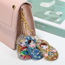 Cargar imagen en el visor de la galería, Llavero Diamond Painting 5D de Muñeca Rusa