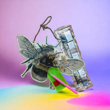 Cargar imagen en el visor de la galería, Colgador de Puerta Diamond Painting 5D Abeja