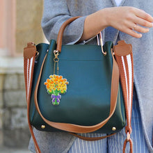 Cargar imagen en el visor de la galería, Llavero Diamond Painting 5D Ramo de Flores 5 Piezas