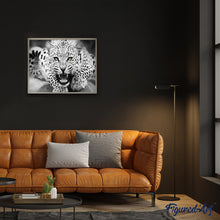 Cargar imagen en el visor de la galería, Pintar Por Números - Leopardo Blanco Y Negro Yace En El Suelo - Figuredart - Animales