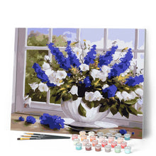 Cargar imagen en el visor de la galería, Jarrón de flores azules y blancas