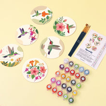 Cargar imagen en el visor de la galería, Pintar por números Posavasos 10cm (6 piezas) - Danza de Colibríes