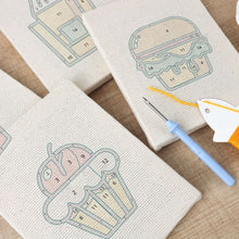 Cargar imagen en el visor de la galería, Punch Needle Kit (4 piezas) con marcos - Diversión de Comida Rápida