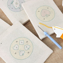 Cargar imagen en el visor de la galería, Punch Needle Kit (4 piezas) con marcos - Cartas de Juego