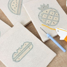 Cargar imagen en el visor de la galería, Punch Needle Kit (4 piezas) con marcos - Mix de Snacks Tropicales