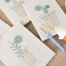 Cargar imagen en el visor de la galería, Punch Needle Kit (4 piezas) con marcos - Mini Macetas en Flor 1