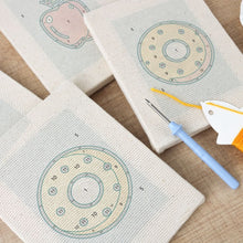 Cargar imagen en el visor de la galería, Punch Needle Kit (4 piezas) con marcos - Frutas y Dulces