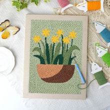Cargar imagen en el visor de la galería, Punch Needle Kit con marco - Narcisos Soleados