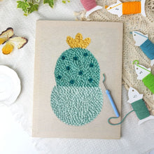 Cargar imagen en el visor de la galería, Punch Needle Kit con marco - Pequeño Cactus Feliz