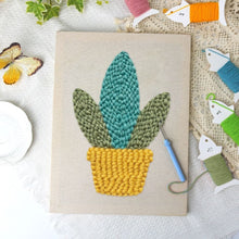 Cargar imagen en el visor de la galería, Punch Needle Kit con marco - Suculenta Dorada