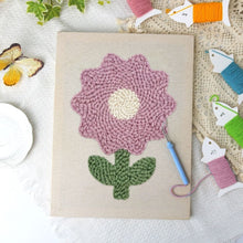 Cargar imagen en el visor de la galería, Punch Needle Kit con marco - Flor de Lila