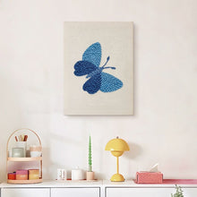 Cargar imagen en el visor de la galería, Punch Needle Kit con marco - Mariposa Sueño Azul