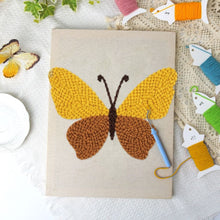 Cargar imagen en el visor de la galería, Punch Needle Kit con marco - Mariposa Dorada