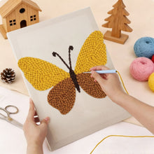 Cargar imagen en el visor de la galería, Punch Needle Kit con marco - Mariposa Dorada