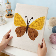 Cargar imagen en el visor de la galería, Punch Needle Kit con marco - Mariposa Dorada