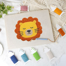 Cargar imagen en el visor de la galería, Punch Needle Kit con marco - León Dormido