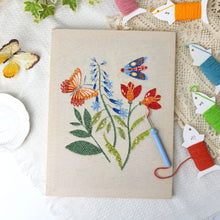 Cargar imagen en el visor de la galería, Punch Needle Kit con marco - Mariposa en Flor