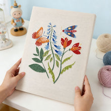 Cargar imagen en el visor de la galería, Punch Needle Kit con marco - Mariposa en Flor