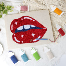 Cargar imagen en el visor de la galería, Punch Needle Kit con marco - Labios Brillantes