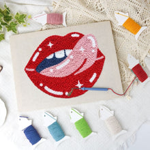 Cargar imagen en el visor de la galería, Punch Needle Kit con marco - Beso Estrellado