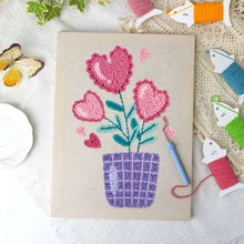 Cargar imagen en el visor de la galería, Punch Needle Kit con marco - Flores del Corazón