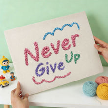 Cargar imagen en el visor de la galería, Punch Needle Kit con marco - Never Give Up