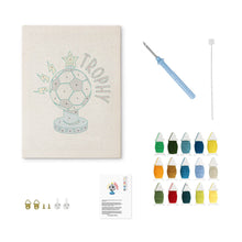 Cargar imagen en el visor de la galería, Punch Needle Kit con marco - Trofeo de Fútbol