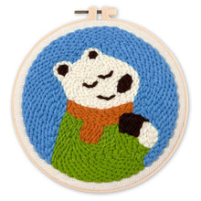 Cargar imagen en el visor de la galería, Punch Needle Oso polar con una bufanda