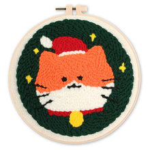 Cargar imagen en el visor de la galería, Punch Needle Gato con gorro de Papá Noel