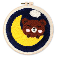 Cargar imagen en el visor de la galería, Punch Needle Osito en la luna