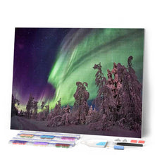 Cargar imagen en el visor de la galería, Punto De Cruz Diamante - Punto De Cruz Diamante - Aurora Boreales Y Abetos - Figuredart - Paisajes Punto De Cruz Diamante Paisajes