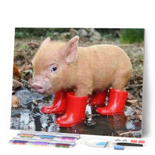 Cargar imagen en el visor de la galería, Punto De Cruz Diamante - Punto De Cruz Diamante - Piglet Y Botas Rojas - Figuredart - Mascotas Punto De Cruz Diamante Animales