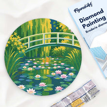 Cargar imagen en el visor de la galería, Diamond Painting en Disco de Madera - Nenúfares y puente japonés - Monet