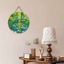 Cargar imagen en el visor de la galería, Diamond Painting en Disco de Madera - Nenúfares y puente japonés - Monet
