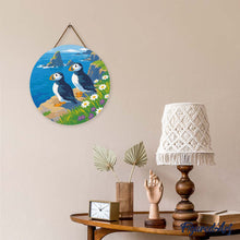 Cargar imagen en el visor de la galería, Diamond Painting en Disco de Madera - Frailecillo en los acantilados del océano