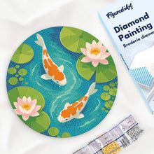 Cargar imagen en el visor de la galería, Diamond Painting en Disco de Madera - Estanque de koi
