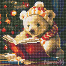 Cargar imagen en el visor de la galería, Mini Diamond Painting 25x25cm - Adorable oso leyendo