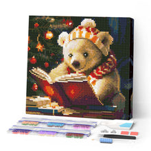 Cargar imagen en el visor de la galería, Mini Diamond Painting 25x25cm - Adorable oso leyendo