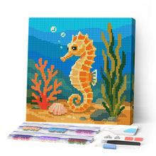 Cargar imagen en el visor de la galería, Pintar por numeros Figured'Art - Mini Diamond Painting 25x25cm - Caballito de mar