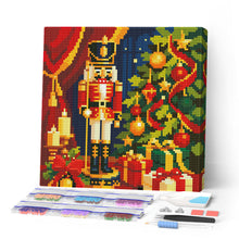 Cargar imagen en el visor de la galería, Pintar por numeros Figured'Art - Mini Diamond Painting 25x25cm - Cascanueces de Navidad