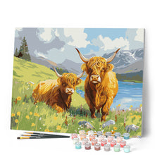 Cargar imagen en el visor de la galería, Familia de Highland Cow junto al lago