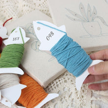 Cargar imagen en el visor de la galería, Punch Needle Kit con marco - Cerezo con Búhos