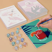 Cargar imagen en el visor de la galería, Mini Pintar por números 15x20cm (6 piezas) - Carteles de Cócteles Elegantes