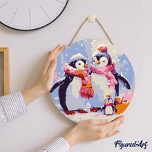 Cargar imagen en el visor de la galería, Pintar por Números en Disco de Madera - Familia de Pingüinos en la Nieve