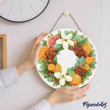 Cargar imagen en el visor de la galería, Pintar por Números en Disco de Madera - Corona de pino y cítricos