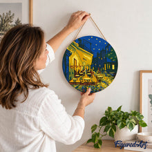 Cargar imagen en el visor de la galería, Pintar por Números en Disco de Madera - Vacaciones de invierno en los Alpes