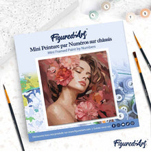 Cargar imagen en el visor de la galería, Mini Pintura por Números 20x20cm con bastidor - Addormentata tra le Camelie