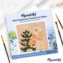 Cargar imagen en el visor de la galería, Mini Pintura por Números 20x20cm con bastidor - Mujer con árbol de Navidad