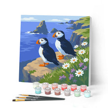 Cargar imagen en el visor de la galería, Pintar por numeros Figured'Art - Mini Pintura por Números 20x20cm con bastidor - Frailecillo en los acantilados del océano